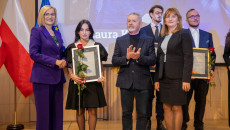 marszałek Renata Janik, członek Zarządu Anita Koniusz, radny Kazimierz Mądzik, laureat