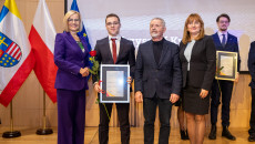 marszałek Renata Janik, członek Zarządu Anita Koniusz, radny Kazimierz Mądzik, laureat