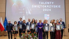 laureaci, marszałek Renata Janik, członek Zarządu Anita Koniusz, radny Kazimierz Mądzik,