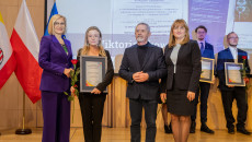 marszałek Renata Janik, członek Zarządu Anita Koniusz, radny Kazimierz Mądzik, laureat