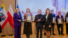 marszałek Renata Janik, członek Zarządu Anita Koniusz, radny Kazimierz Mądzik, laureat