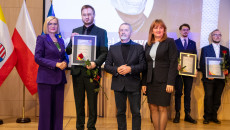 marszałek Renata Janik, członek Zarządu Anita Koniusz, radny Kazimierz Mądzik, laureat