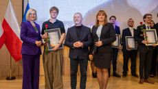 marszałek Renata Janik, członek Zarządu Anita Koniusz, radny Kazimierz Mądzik, laureat