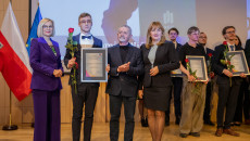 marszałek Renata Janik, członek Zarządu Anita Koniusz, radny Kazimierz Mądzik, laureat