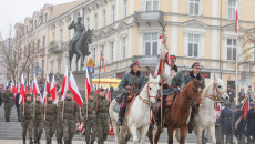 jeźdźcy i młodzi żołnierze z flagami