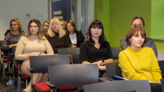 słuchający uczestnicy konferencji