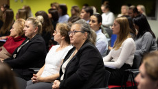 słuchający uczestnicy konferencji