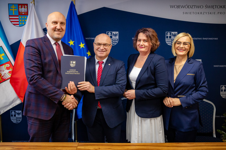 Podpisanie umów na Centra Usług Społecznych i pomoc dla rodzin zastępczych